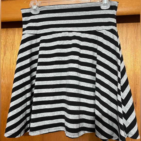 Forever 21 black and gray striped short skirtt size large - Picture 3 of 4